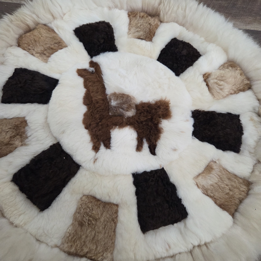 Peruvian Alpaca Wool Patchwork Round Rug Tapestry Wall Decor with a Llama Motif - Picture 3 of 12